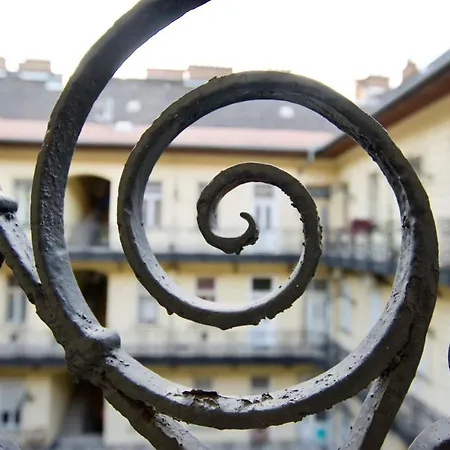 Standard By Hi5 - Nyugati Square *