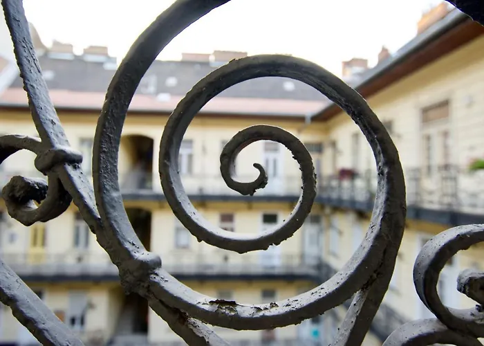 Standard By Hi5 - Nyugati Square *